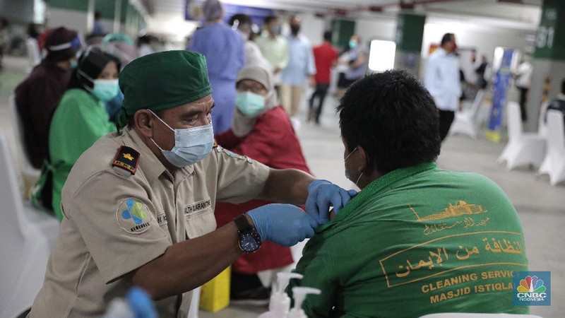 Suasana vaksinasi Covid-19 terhadap para tokoh lintas agama bertempat di Masjid Istiqlal, Jakarta, pada Selasa (23/2/2021). Pelaksanaan vaksinasi di Masjid Istiqlal dilakukan di bagian bawah atau bagian basement masjid. Para tokoh lintas agama yang divaksinasi diharapkan dapat dijadikan contoh dan teladan untuk memberikan sosialisasi pentingnya vaksinasi. Terlebih, vaksin ini sudah dinyatakan halal dan aman oleh Majelis Ulama Indonsia (MUI), Badan Pengawas Obat Makanan (BPOM) dan Badan Penyelenggara Jaminan Produk Halal (BPJPH). Alasan pemerintah melakukan vaksinasi di Masjid Istiqlal karena luas bangunan tempat ibadah umat Muslim ini terbesar di Indonesia. Seperti diketahui, vaksin Covid-19 mulai diberikan kepada masyarakat umum selain tenaga kesehatan.
 (CNBC Indonesia/ Muhammad Sabki)