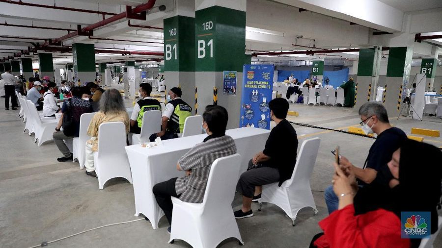 Suasana vaksinasi Covid-19 terhadap para tokoh lintas agama bertempat di Masjid Istiqlal, Jakarta, pada Selasa (23/2/2021). Pelaksanaan vaksinasi di Masjid Istiqlal dilakukan di bagian bawah atau bagian basement masjid. Para tokoh lintas agama yang divaksinasi diharapkan dapat dijadikan contoh dan teladan untuk memberikan sosialisasi pentingnya vaksinasi. Terlebih, vaksin ini sudah dinyatakan halal dan aman oleh Majelis Ulama Indonsia (MUI), Badan Pengawas Obat Makanan (BPOM) dan Badan Penyelenggara Jaminan Produk Halal (BPJPH). Alasan pemerintah melakukan vaksinasi di Masjid Istiqlal karena luas bangunan tempat ibadah umat Muslim ini terbesar di Indonesia. Seperti diketahui, vaksin Covid-19 mulai diberikan kepada masyarakat umum selain tenaga kesehatan.
 (CNBC Indonesia/ Muhammad Sabki)