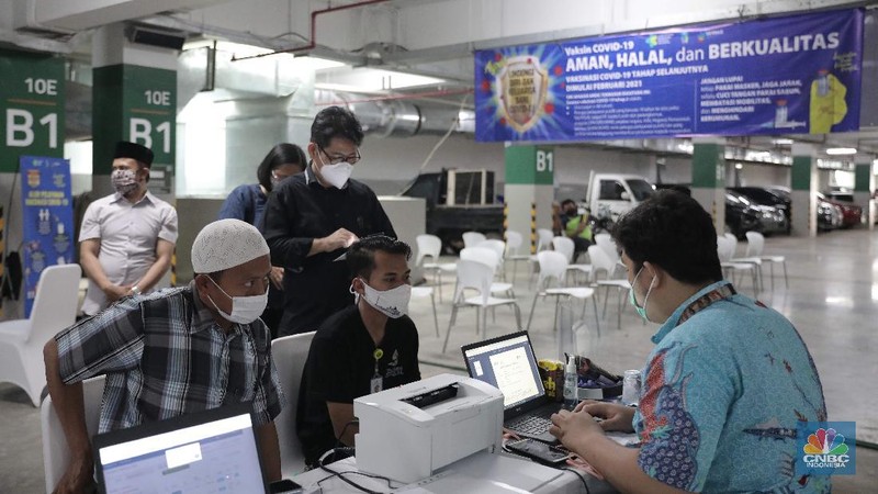 Suasana vaksinasi Covid-19 terhadap para tokoh lintas agama bertempat di Masjid Istiqlal, Jakarta, pada Selasa (23/2/2021). Pelaksanaan vaksinasi di Masjid Istiqlal dilakukan di bagian bawah atau bagian basement masjid. Para tokoh lintas agama yang divaksinasi diharapkan dapat dijadikan contoh dan teladan untuk memberikan sosialisasi pentingnya vaksinasi. Terlebih, vaksin ini sudah dinyatakan halal dan aman oleh Majelis Ulama Indonsia (MUI), Badan Pengawas Obat Makanan (BPOM) dan Badan Penyelenggara Jaminan Produk Halal (BPJPH). Alasan pemerintah melakukan vaksinasi di Masjid Istiqlal karena luas bangunan tempat ibadah umat Muslim ini terbesar di Indonesia. Seperti diketahui, vaksin Covid-19 mulai diberikan kepada masyarakat umum selain tenaga kesehatan.
 (CNBC Indonesia/ Muhammad Sabki)