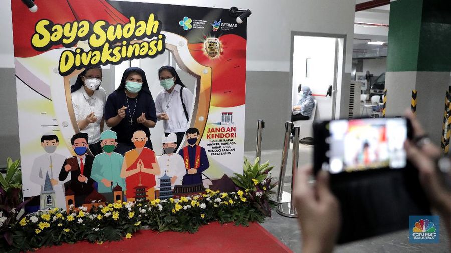 Suasana vaksinasi Covid-19 terhadap para tokoh lintas agama bertempat di Masjid Istiqlal, Jakarta, pada Selasa (23/2/2021). Pelaksanaan vaksinasi di Masjid Istiqlal dilakukan di bagian bawah atau bagian basement masjid. Para tokoh lintas agama yang divaksinasi diharapkan dapat dijadikan contoh dan teladan untuk memberikan sosialisasi pentingnya vaksinasi. Terlebih, vaksin ini sudah dinyatakan halal dan aman oleh Majelis Ulama Indonsia (MUI), Badan Pengawas Obat Makanan (BPOM) dan Badan Penyelenggara Jaminan Produk Halal (BPJPH). Alasan pemerintah melakukan vaksinasi di Masjid Istiqlal karena luas bangunan tempat ibadah umat Muslim ini terbesar di Indonesia. Seperti diketahui, vaksin Covid-19 mulai diberikan kepada masyarakat umum selain tenaga kesehatan.
 (CNBC Indonesia/ Muhammad Sabki)