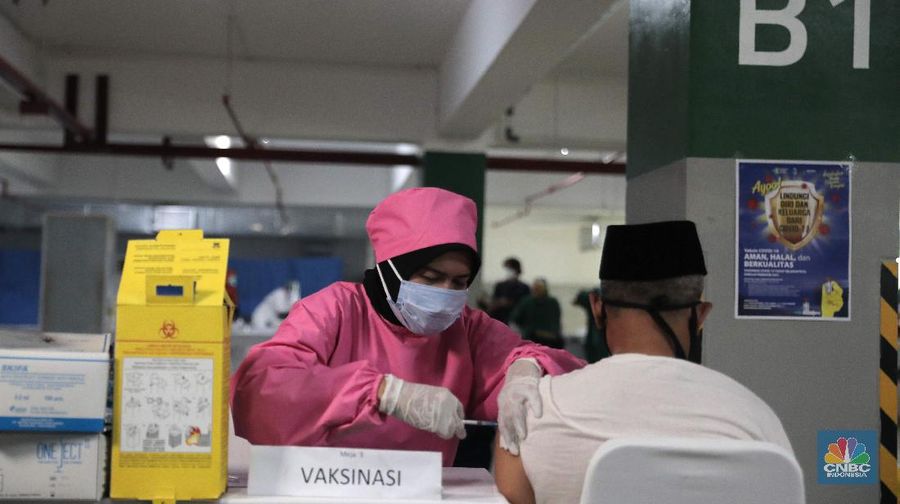 Suasana vaksinasi Covid-19 terhadap para tokoh lintas agama bertempat di Masjid Istiqlal, Jakarta, pada Selasa (23/2/2021). Pelaksanaan vaksinasi di Masjid Istiqlal dilakukan di bagian bawah atau bagian basement masjid. Para tokoh lintas agama yang divaksinasi diharapkan dapat dijadikan contoh dan teladan untuk memberikan sosialisasi pentingnya vaksinasi. Terlebih, vaksin ini sudah dinyatakan halal dan aman oleh Majelis Ulama Indonsia (MUI), Badan Pengawas Obat Makanan (BPOM) dan Badan Penyelenggara Jaminan Produk Halal (BPJPH). Alasan pemerintah melakukan vaksinasi di Masjid Istiqlal karena luas bangunan tempat ibadah umat Muslim ini terbesar di Indonesia. Seperti diketahui, vaksin Covid-19 mulai diberikan kepada masyarakat umum selain tenaga kesehatan.
 (CNBC Indonesia/ Muhammad Sabki)