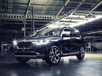 Mobil-Mobil Mewah Meluncur di Tengah Pandemi