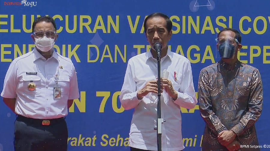Keterangan Pers Presiden Setelah Meninjau Vaksinasi Guru, SMAN 70 Jakarta Selatan, 24 Feb 2021 (Tangkapan Layar Youtube Sekretariat Presiden)