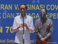 Bareng Anies & Nadiem, Jokowi Tinjau Vaksinasi Guru