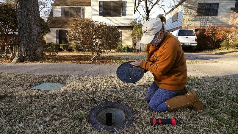 Volunteers load vehicles with food and water at a distribution site Monday, Feb. 22, 2021, in Houston. The city's boil water notice has been rescinded however many residents lack water at home due to broken pipes. (AP Photo/David J. Phillip)