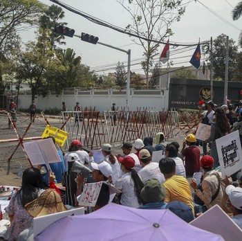 Penuh Kawat Berduri, Potret Kedubes RI Didemo di Myanmar