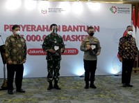 Perangi Covid-19, Pemerintah Serahkan Bantuan 35 Juta Masker