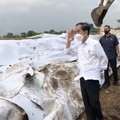 Tanpa Dikawal, Jokowi Loncati Tanggul Darurat Sungai Citarum