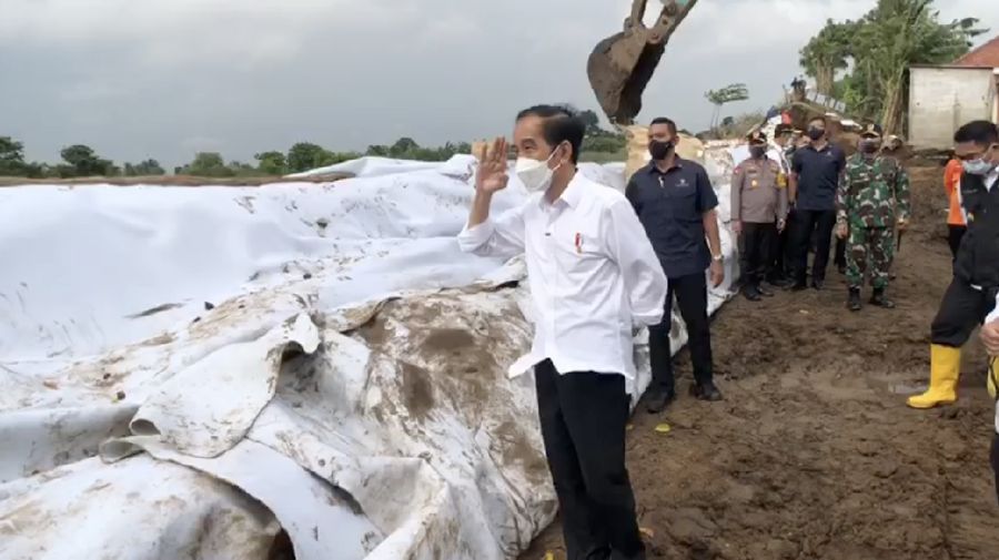 Presiden Jokowi Meninjau Bencana Bocornya Tanggul Citarum, 24 Februari 2021. (tangkapan Layar/ Dok : Agus Suparto)