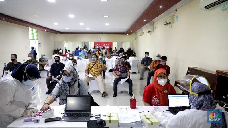 Tenaga pendidikan jalani vaksinasi Covid-19 di SMA Negeri 70, Bulungan, Kebayoran Baru, Jakarta Selatan, Rabu (24/2/2021). Ratusan guru dan tenaga pendidik dari PGRI divaksinasi COVID-19. Perwakilan kali ini datang dari wilayah Jabodetabek. Pihak yang divaksinasi hari ini terdiri dari Organisasi Guru Undangan Ditjen GTK, Guru Disdik Provinsi DKI Jakarta, hingga organisasi PGRI. Vaksinasi pendidik ditargetkan selesai pada Juni 2021, sehingga proses pembelajaran tatap muka di sekolah bisa dimulai pada tahun ajaran baru 2021/2022, atau pada Juli mendatang. Kementerian Kesehatan menargetkan total sasaran penerima vaksin dari pendidik (guru, dosen, tenaga pendidik) di seluruh Indonesia berjumlah 5.058.582 orang pada vaksinasi tahap kedua ini. (CNBC Indonesia/ Muhammad Sabki)