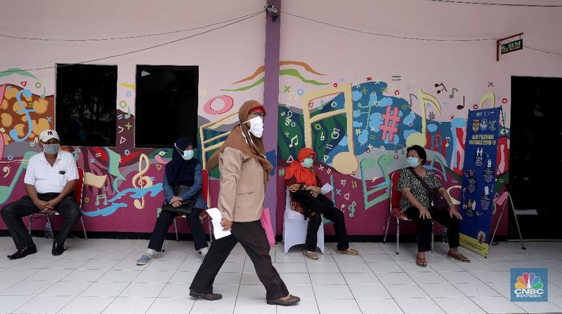 Tenaga pendidikan jalani vaksinasi Covid-19 di SMA Negeri 70, Bulungan, Kebayoran Baru, Jakarta Selatan, Rabu (24/2/2021). Ratusan guru dan tenaga pendidik dari PGRI divaksinasi COVID-19. Perwakilan kali ini datang dari wilayah Jabodetabek. Pihak yang divaksinasi hari ini terdiri dari Organisasi Guru Undangan Ditjen GTK, Guru Disdik Provinsi DKI Jakarta, hingga organisasi PGRI. Vaksinasi pendidik ditargetkan selesai pada Juni 2021, sehingga proses pembelajaran tatap muka di sekolah bisa dimulai pada tahun ajaran baru 2021/2022, atau pada Juli mendatang. Kementerian Kesehatan menargetkan total sasaran penerima vaksin dari pendidik (guru, dosen, tenaga pendidik) di seluruh Indonesia berjumlah 5.058.582 orang pada vaksinasi tahap kedua ini. (CNBC Indonesia/ Muhammad Sabki)