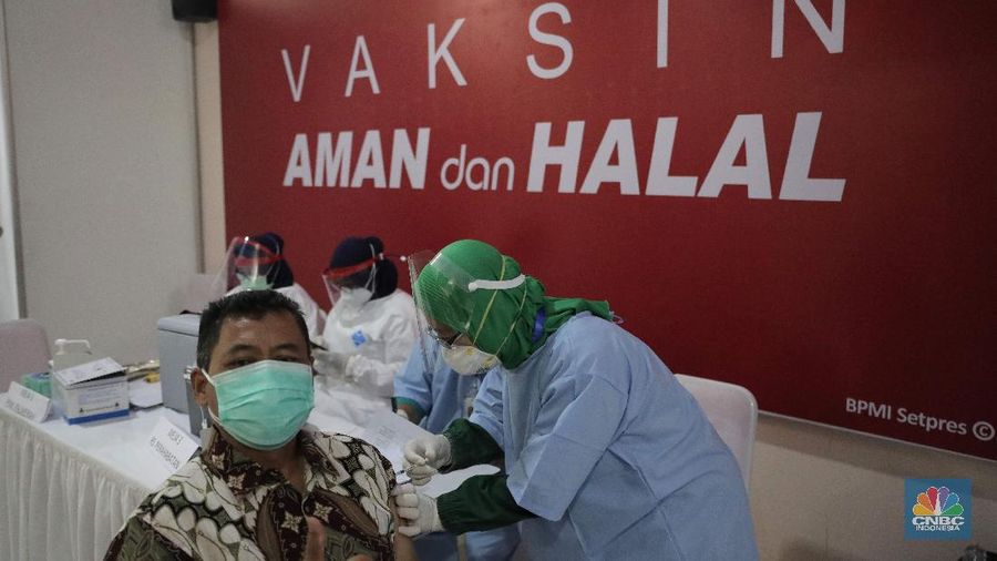 Tenaga pendidikan jalani vaksinasi Covid-19 di SMA Negeri 70, Bulungan, Kebayoran Baru, Jakarta Selatan, Rabu (24/2/2021). Ratusan guru dan tenaga pendidik dari PGRI divaksinasi COVID-19. Perwakilan kali ini datang dari wilayah Jabodetabek. Pihak yang divaksinasi hari ini terdiri dari Organisasi Guru Undangan Ditjen GTK, Guru Disdik Provinsi DKI Jakarta, hingga organisasi PGRI. Vaksinasi pendidik ditargetkan selesai pada Juni 2021, sehingga proses pembelajaran tatap muka di sekolah bisa dimulai pada tahun ajaran baru 2021/2022, atau pada Juli mendatang. Kementerian Kesehatan menargetkan total sasaran penerima vaksin dari pendidik (guru, dosen, tenaga pendidik) di seluruh Indonesia berjumlah 5.058.582 orang pada vaksinasi tahap kedua ini. (CNBC Indonesia/ Muhammad Sabki)