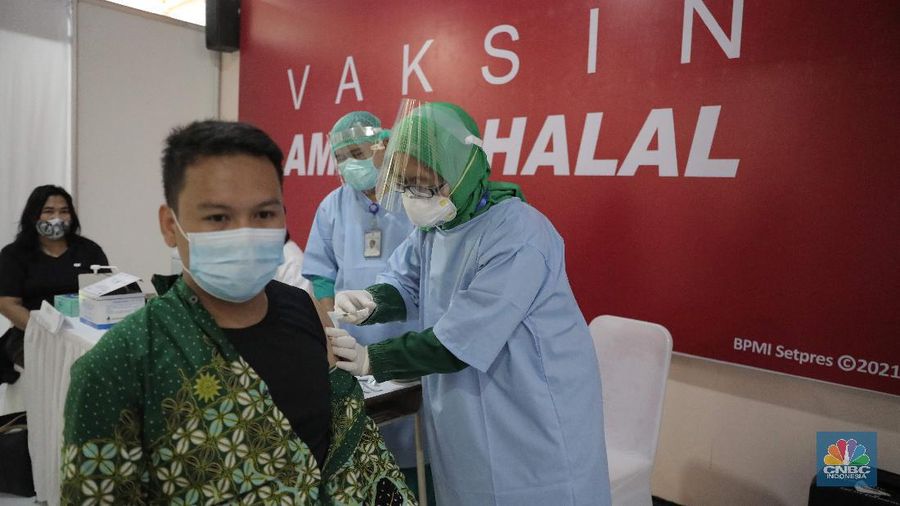 Tenaga pendidikan jalani vaksinasi Covid-19 di SMA Negeri 70, Bulungan, Kebayoran Baru, Jakarta Selatan, Rabu (24/2/2021). Ratusan guru dan tenaga pendidik dari PGRI divaksinasi COVID-19. Perwakilan kali ini datang dari wilayah Jabodetabek. Pihak yang divaksinasi hari ini terdiri dari Organisasi Guru Undangan Ditjen GTK, Guru Disdik Provinsi DKI Jakarta, hingga organisasi PGRI. Vaksinasi pendidik ditargetkan selesai pada Juni 2021, sehingga proses pembelajaran tatap muka di sekolah bisa dimulai pada tahun ajaran baru 2021/2022, atau pada Juli mendatang. Kementerian Kesehatan menargetkan total sasaran penerima vaksin dari pendidik (guru, dosen, tenaga pendidik) di seluruh Indonesia berjumlah 5.058.582 orang pada vaksinasi tahap kedua ini. (CNBC Indonesia/ Muhammad Sabki)