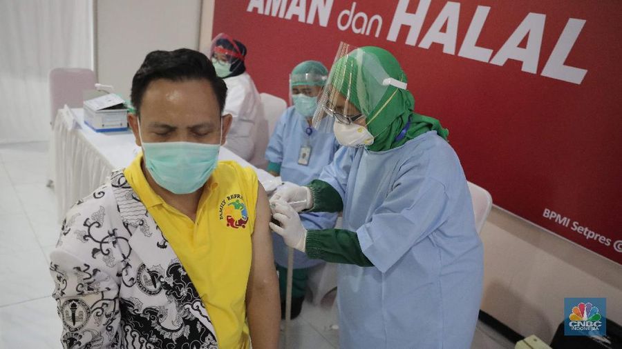 Tenaga pendidikan jalani vaksinasi Covid-19 di SMA Negeri 70, Bulungan, Kebayoran Baru, Jakarta Selatan, Rabu (24/2/2021). Ratusan guru dan tenaga pendidik dari PGRI divaksinasi COVID-19. Perwakilan kali ini datang dari wilayah Jabodetabek. Pihak yang divaksinasi hari ini terdiri dari Organisasi Guru Undangan Ditjen GTK, Guru Disdik Provinsi DKI Jakarta, hingga organisasi PGRI. Vaksinasi pendidik ditargetkan selesai pada Juni 2021, sehingga proses pembelajaran tatap muka di sekolah bisa dimulai pada tahun ajaran baru 2021/2022, atau pada Juli mendatang. Kementerian Kesehatan menargetkan total sasaran penerima vaksin dari pendidik (guru, dosen, tenaga pendidik) di seluruh Indonesia berjumlah 5.058.582 orang pada vaksinasi tahap kedua ini. (CNBC Indonesia/ Muhammad Sabki)