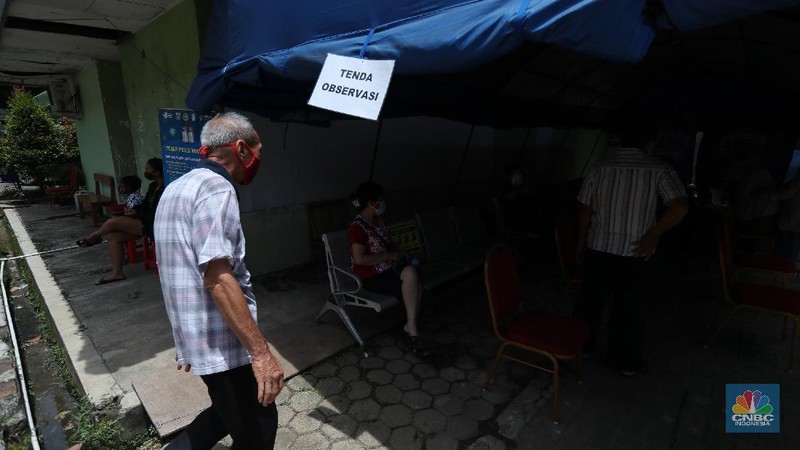 Sejumlah warga lanjut usia menjalani vaksinasi COVID-19 di Puskesmas Kecamatan Kembangan, Jakarta, Rabu (24/2/2021). Kementerian Kesehatan (Kemenkes) meminta warga lanjut usia (lansia) yang menjadi sasaran vaksinasi tahap kedua langsung datang ke fasilitas kesehatan terdekat untuk menerima suntikan dosis vaksin virus corona (SARS-CoV-2). Peserta vaksinasi tahap kedua yang menyasar 21,5 juta orang berusia di atas 60 tahun ini tak perlu melalui proses pendaftaran secara personal. Penyuntikan vaksin sehari 108 lansia, Leni Aryani (49) kepala puskesmas kecamatan kembangan mengatakan 