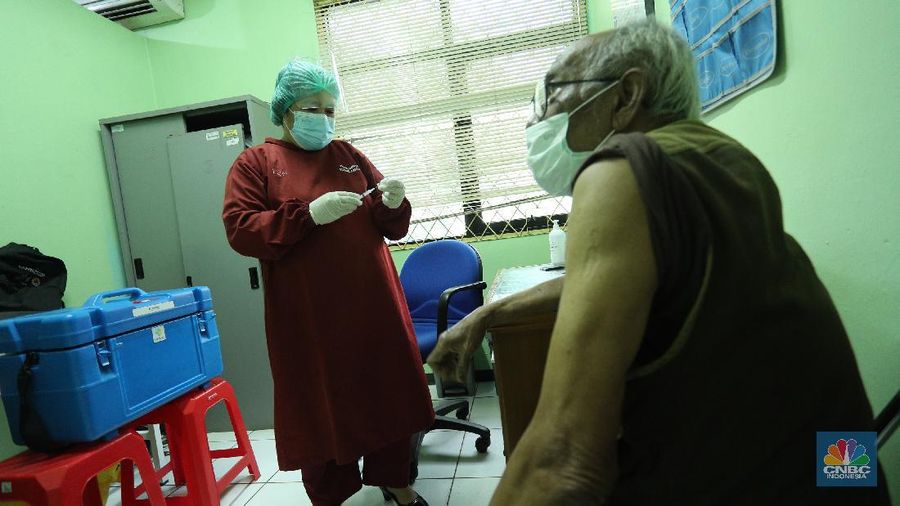 Sejumlah warga lanjut usia menjalani vaksinasi COVID-19 di Puskesmas Kecamatan Kembangan, Jakarta, Rabu (24/2/2021). Kementerian Kesehatan (Kemenkes) meminta warga lanjut usia (lansia) yang menjadi sasaran vaksinasi tahap kedua langsung datang ke fasilitas kesehatan terdekat untuk menerima suntikan dosis vaksin virus corona (SARS-CoV-2). Peserta vaksinasi tahap kedua yang menyasar 21,5 juta orang berusia di atas 60 tahun ini tak perlu melalui proses pendaftaran secara personal. Penyuntikan vaksin sehari 108 lansia, Leni Aryani (49) kepala puskesmas kecamatan kembangan mengatakan