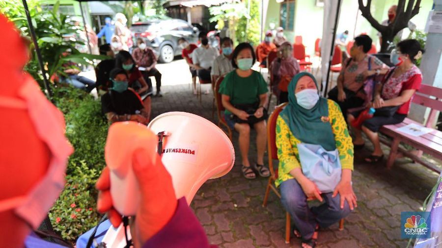 Sejumlah warga lanjut usia menjalani vaksinasi COVID-19 di Puskesmas Kecamatan Kembangan, Jakarta, Rabu (24/2/2021). Kementerian Kesehatan (Kemenkes) meminta warga lanjut usia (lansia) yang menjadi sasaran vaksinasi tahap kedua langsung datang ke fasilitas kesehatan terdekat untuk menerima suntikan dosis vaksin virus corona (SARS-CoV-2). Peserta vaksinasi tahap kedua yang menyasar 21,5 juta orang berusia di atas 60 tahun ini tak perlu melalui proses pendaftaran secara personal. Penyuntikan vaksin sehari 108 lansia, Leni Aryani (49) kepala puskesmas kecamatan kembangan mengatakan 