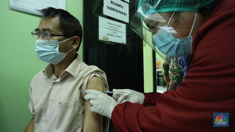 Sejumlah warga lanjut usia menjalani vaksinasi COVID-19 di Puskesmas Kecamatan Kembangan, Jakarta, Rabu (24/2/2021). Kementerian Kesehatan (Kemenkes) meminta warga lanjut usia (lansia) yang menjadi sasaran vaksinasi tahap kedua langsung datang ke fasilitas kesehatan terdekat untuk menerima suntikan dosis vaksin virus corona (SARS-CoV-2). Peserta vaksinasi tahap kedua yang menyasar 21,5 juta orang berusia di atas 60 tahun ini tak perlu melalui proses pendaftaran secara personal. Penyuntikan vaksin sehari 108 lansia, Leni Aryani (49) kepala puskesmas kecamatan kembangan mengatakan 