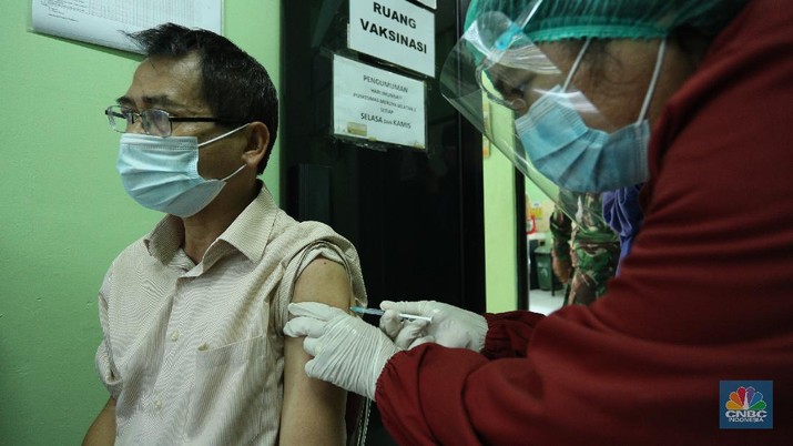 Vaksinasi COVID-19 untuk lansia di Puskesmas Kecamatan Kembangan Sejumlah warga lanjut usia menjalani vaksinasi COVID-19 di Puskesmas Kecamatan Kembangan, Jakarta, Rabu (24/2/2021). Kementerian Kesehatan (Kemenkes) meminta warga lanjut usia (lansia) yang menjadi sasaran vaksinasi tahap kedua langsung datang ke fasilitas kesehatan terdekat untuk menerima suntikan dosis vaksin virus corona (SARS-CoV-2). Peserta vaksinasi tahap kedua yang menyasar 21,5 juta orang berusia di atas 60 tahun ini tak perlu melalui proses pendaftaran secara personal. Penyuntikan vaksin sehari 108 lansia, Leni Aryani (49) kepala puskesmas kecamatan kembangan mengatakan