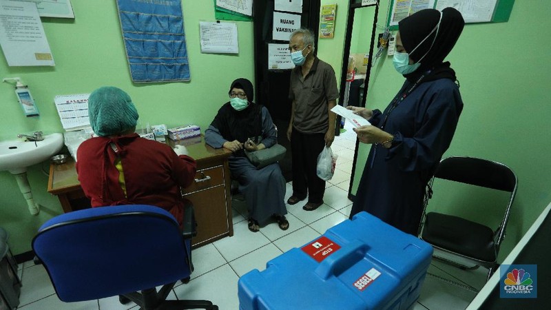 Sejumlah warga lanjut usia menjalani vaksinasi COVID-19 di Puskesmas Kecamatan Kembangan, Jakarta, Rabu (24/2/2021). Kementerian Kesehatan (Kemenkes) meminta warga lanjut usia (lansia) yang menjadi sasaran vaksinasi tahap kedua langsung datang ke fasilitas kesehatan terdekat untuk menerima suntikan dosis vaksin virus corona (SARS-CoV-2). Peserta vaksinasi tahap kedua yang menyasar 21,5 juta orang berusia di atas 60 tahun ini tak perlu melalui proses pendaftaran secara personal. Penyuntikan vaksin sehari 108 lansia, Leni Aryani (49) kepala puskesmas kecamatan kembangan mengatakan 