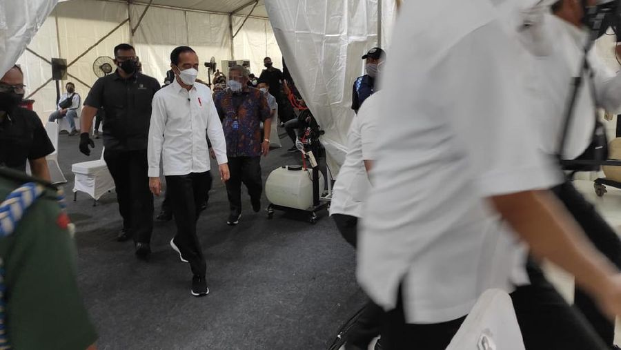 Jokowi meninjau  vaksinasi wartawan di hall basket Senayan, 25 Februari 2021. (CNBC Indonesia/Andrean Kristianto)
