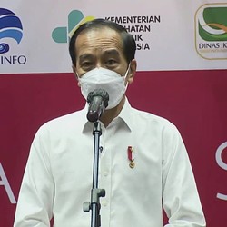 Turun Langsung, Jokowi Tinjau Vaksinasi Awak Media