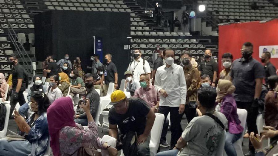 Jokowi meninjau vaksinasi wartawan di hall basket Senayan, 25 Februari 2021. (CNBC Indonesia/Aristya Rahadian)