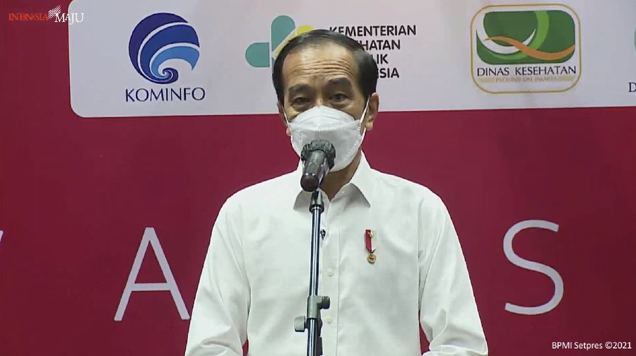 Jokowi meninjau vaksinasi wartawan di hall basket Senayan, 25 Februari 2021. (CNBC Indonesia/Aristya Rahadian)