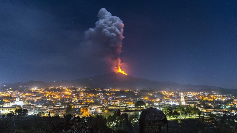 Letusan Gunung Etna di Italia. (AP/Salvatore Allegra)