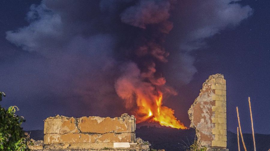 Letusan Gunung Etna di Italia. (AP/Salvatore Allegra)
