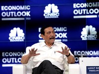Luhut soal Tesla: Kita Tidak Pernah Bicara Pabrik Mobil