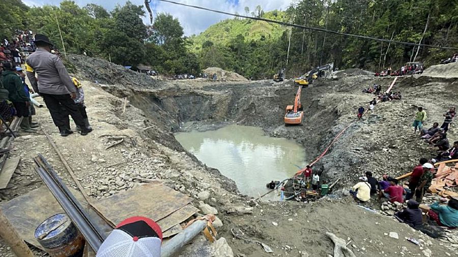 Tambang Emas Ilegal di Sulteng Longsor. (AP/Abdee Mari)