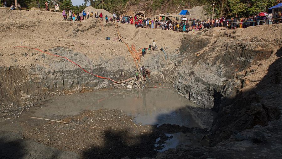 Tambang Emas Ilegal di Sulteng Longsor. (AP/M. Taufan)