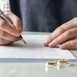 Sering Ribut Sama Istri Soal Duit? Lakukan Ini Biar Gak Cerai