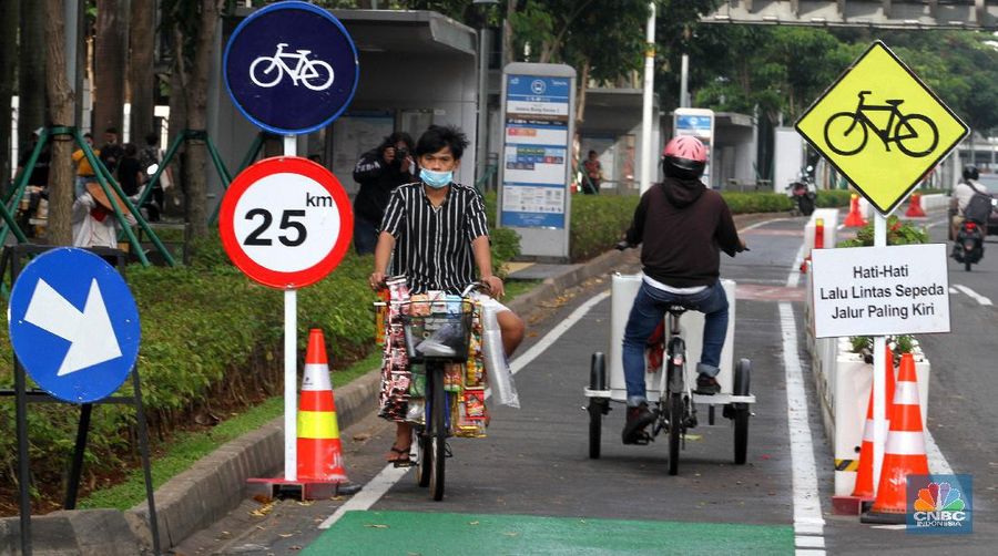 Pesepeda melintas di jalur sepeda di Kawasan Sudirman-Thamrin, Jakarta, Jumat (26/2). Pemprov DKI Jakarta mulai mempermanenkan jalur sepeda di Jalan Sudirman-Thamrin, Jakarta Pusat. Begini potret pembatas jalur sepeda yang mulai terpasang. Meski sudah dibatasi pantauan CNBC Indonesia beberapa pemotor masih masuk ke jalur sepeda permanen saat arus lalu lintas sedang ramai lancar. Para pemotor terlihat menaikkan kecepatannya saat melintas di jalur sepeda permanen.Tak jarang pula para pemotor tersebut berhenti sejenak di sekitar jalur sepeda permanen. (CNBC Indonesia/ Muhammad Sabki)