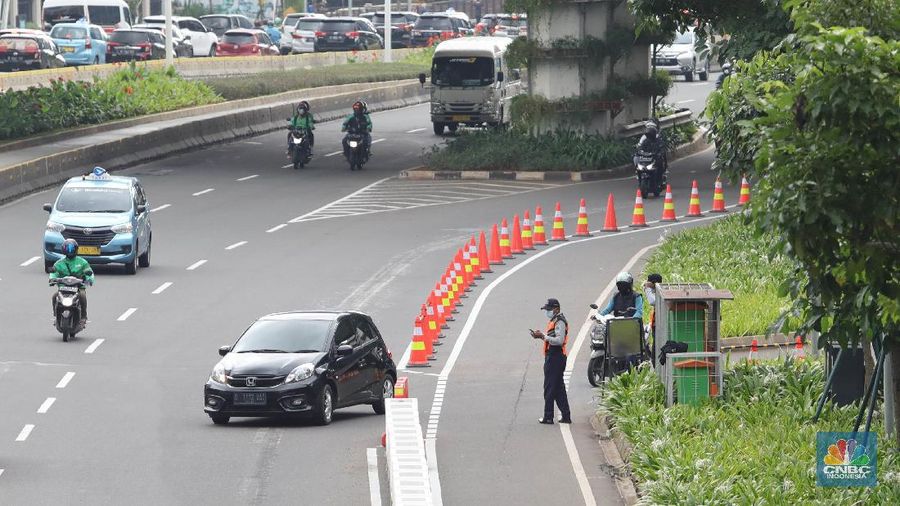 Pesepeda melintas di jalur sepeda di Kawasan Sudirman-Thamrin, Jakarta, Jumat (26/2). Pemprov DKI Jakarta mulai mempermanenkan jalur sepeda di Jalan Sudirman-Thamrin, Jakarta Pusat. Begini potret pembatas jalur sepeda yang mulai terpasang. Meski sudah dibatasi pantauan վ beberapa pemotor masih masuk ke jalur sepeda permanen saat arus lalu lintas sedang ramai lancar. Para pemotor terlihat menaikkan kecepatannya saat melintas di jalur sepeda permanen.Tak jarang pula para pemotor tersebut berhenti sejenak di sekitar jalur sepeda permanen. (վ/ Muhammad Sabki)