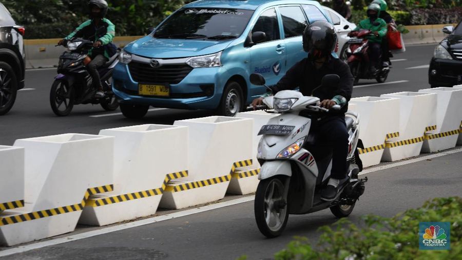 Pesepeda melintas di jalur sepeda di Kawasan Sudirman-Thamrin, Jakarta, Jumat (26/2). Pemprov DKI Jakarta mulai mempermanenkan jalur sepeda di Jalan Sudirman-Thamrin, Jakarta Pusat. Begini potret pembatas jalur sepeda yang mulai terpasang. Meski sudah dibatasi pantauan CNBC Indonesia beberapa pemotor masih masuk ke jalur sepeda permanen saat arus lalu lintas sedang ramai lancar. Para pemotor terlihat menaikkan kecepatannya saat melintas di jalur sepeda permanen.Tak jarang pula para pemotor tersebut berhenti sejenak di sekitar jalur sepeda permanen. (CNBC Indonesia/ Muhammad Sabki)