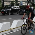 Pesepeda melintas di jalur sepeda di Kawasan Sudirman-Thamrin, Jakarta, Jumat (26/2).
