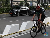 Pesepeda melintas di jalur sepeda di Kawasan Sudirman-Thamrin, Jakarta, Jumat (26/2).
