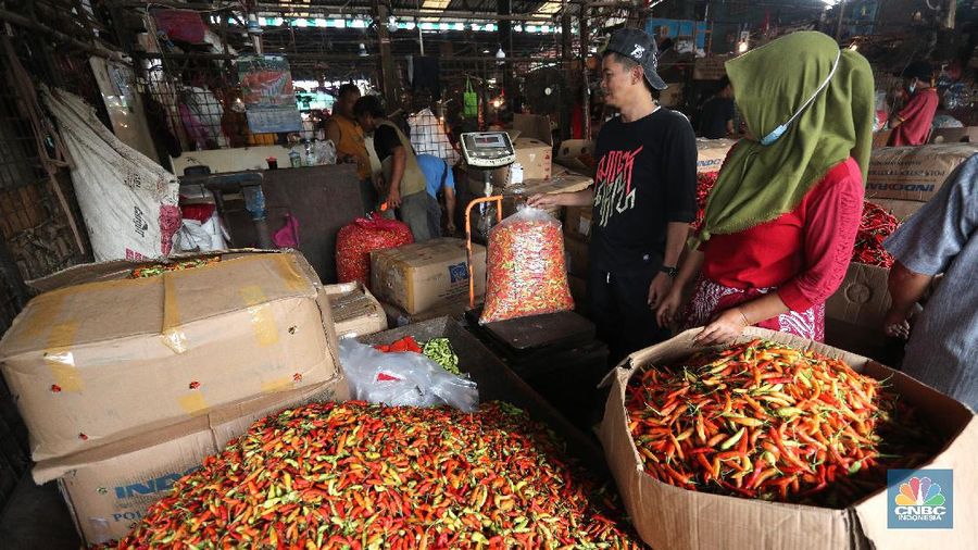 Sejumlah pedagang melakukan bongkar muat cabai rawit merah di Pasar Kramat Jati, Jakarta, Jumat (26/2/2021). Cabai rawit merah kini naik 100 ribu per kilogram yang sebelumnya hanya 60 ribu per kilogram, kenaikan diduga faktor dari cuaca ekstrem. Susanto (58) pedagang asal Jawa Tengah yang membuka lapak di Los H mengatakan 