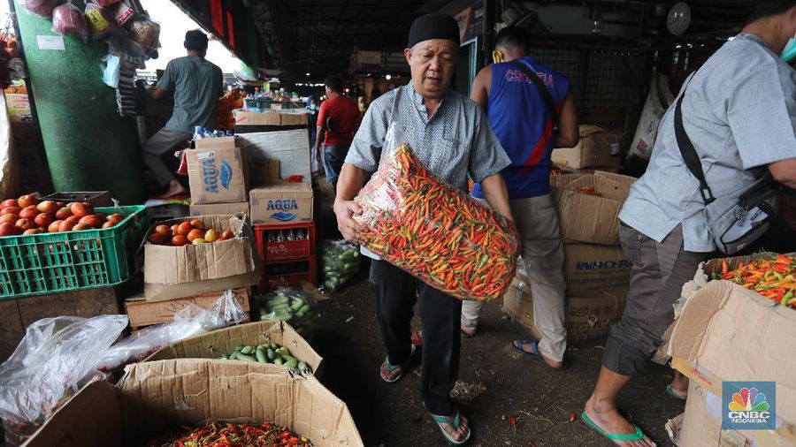 Penjualan Cabe Rawit di Pasar Kramat Jati, Jakarta. (CNBC Indonesia/ Tri Susilo)
