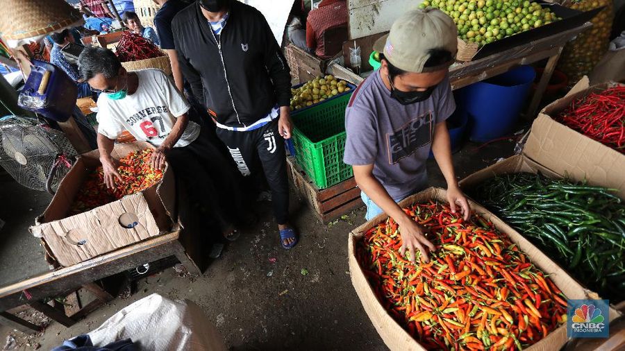 Sejumlah pedagang melakukan bongkar muat cabai rawit merah di Pasar Kramat Jati, Jakarta, Jumat (26/2/2021). Cabai rawit merah kini naik 100 ribu per kilogram yang sebelumnya hanya 60 ribu per kilogram, kenaikan diduga faktor dari cuaca ekstrem. Susanto (58) pedagang asal Jawa Tengah yang membuka lapak di Los H mengatakan 
