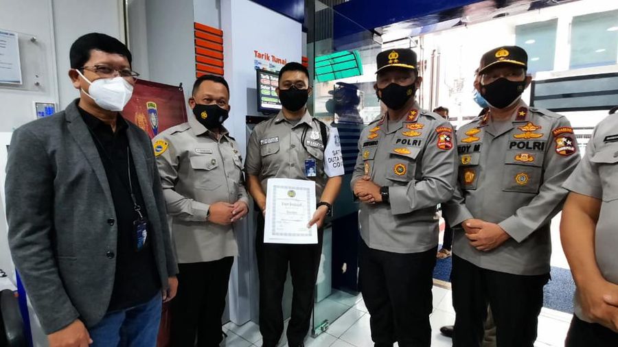 Petugas Keamanan BRI Mendapat Penghargaan dari POLRI dan Gugus COVID Makassar. (Dok. BRI)