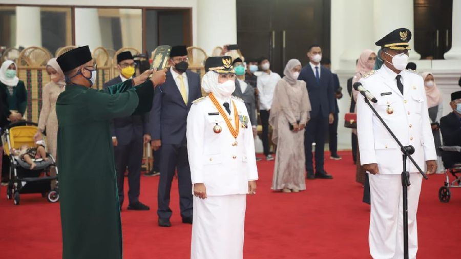 Gubernur Banten Wahidin Halim melantim dua kepala daerah hasil Pilkada 2020. Ist