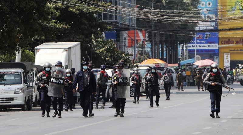 Polisi Myanmar Gunakan Peluru Karet untuk Bubarkan Pedemo di Yangon. AP/