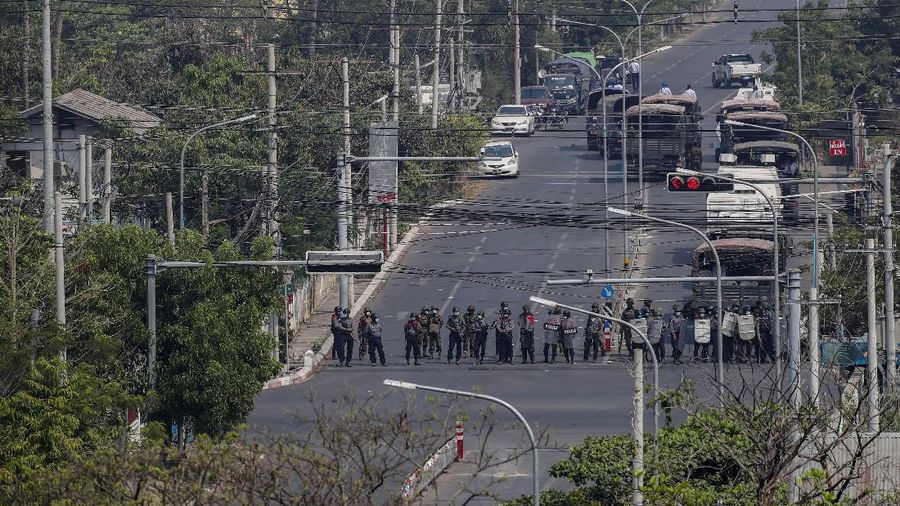 Polisi Myanmar Gunakan Peluru Karet untuk Bubarkan Pedemo di Yangon. AP/