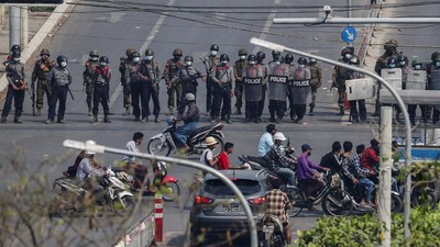 Polisi Myanmar Gunakan Peluru Karet untuk Bubarkan Pedemo di Yangon. AP/ Polisi Myanmar Gunakan Peluru Karet untuk Bubarkan Pedemo di Yangon. AP/