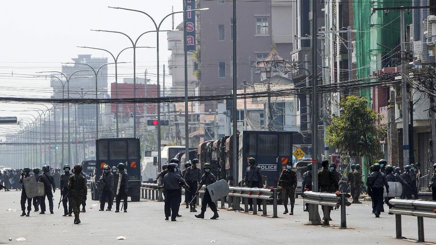 Polisi Myanmar Gunakan Peluru Karet untuk Bubarkan Pedemo di Yangon. AP/