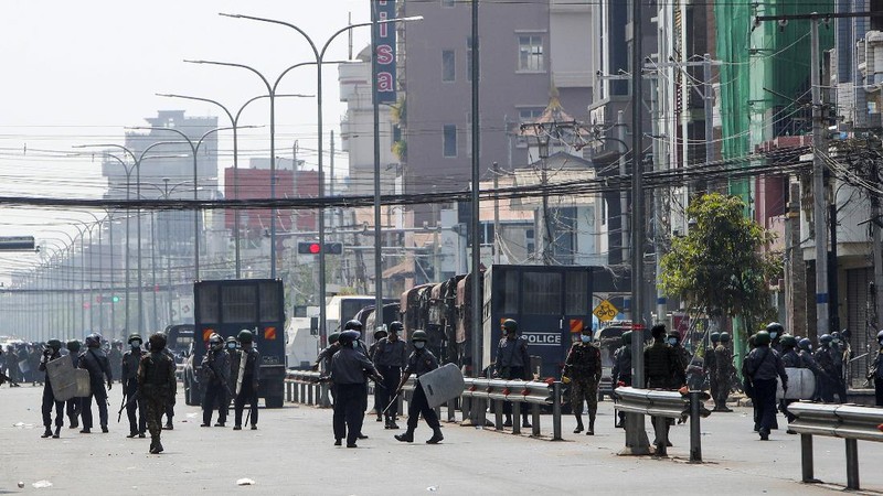 Polisi Myanmar Gunakan Peluru Karet untuk Bubarkan Pedemo di Yangon. AP/