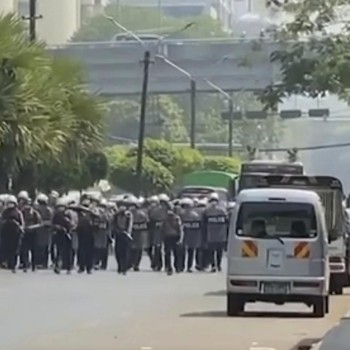 Duh! Polisi Myanmar Bubarkan Pendemo Dengan Peluru Karet